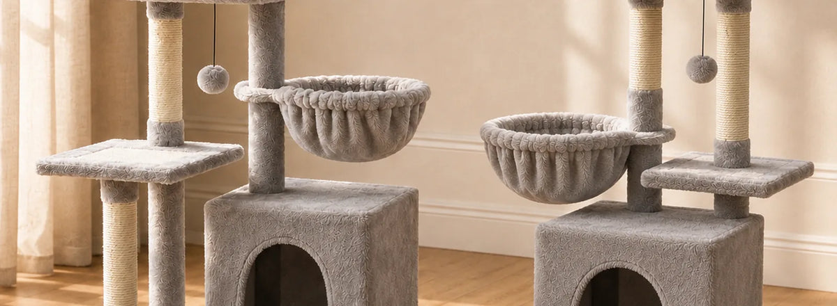 Deux arbres à chat gris côte à côte avec paniers suspendus et niches fermées