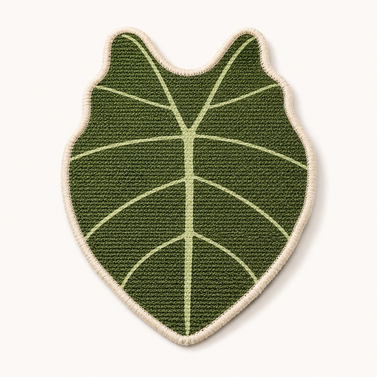 Griffoir en sisal tissé, forme feuille, vue d'ensemble sur fond neutre