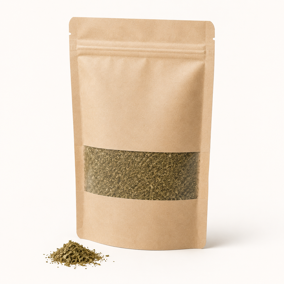 Sachet kraft refermable d'herbe à chat séchée, vue d'ensemble sur fond neutre