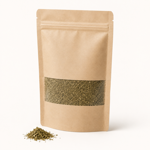 Sachet kraft refermable d'herbe à chat séchée, vue d'ensemble sur fond neutre