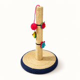 Griffoir vertical en sisal sur base ronde, vue d'ensemble sur fond neutre