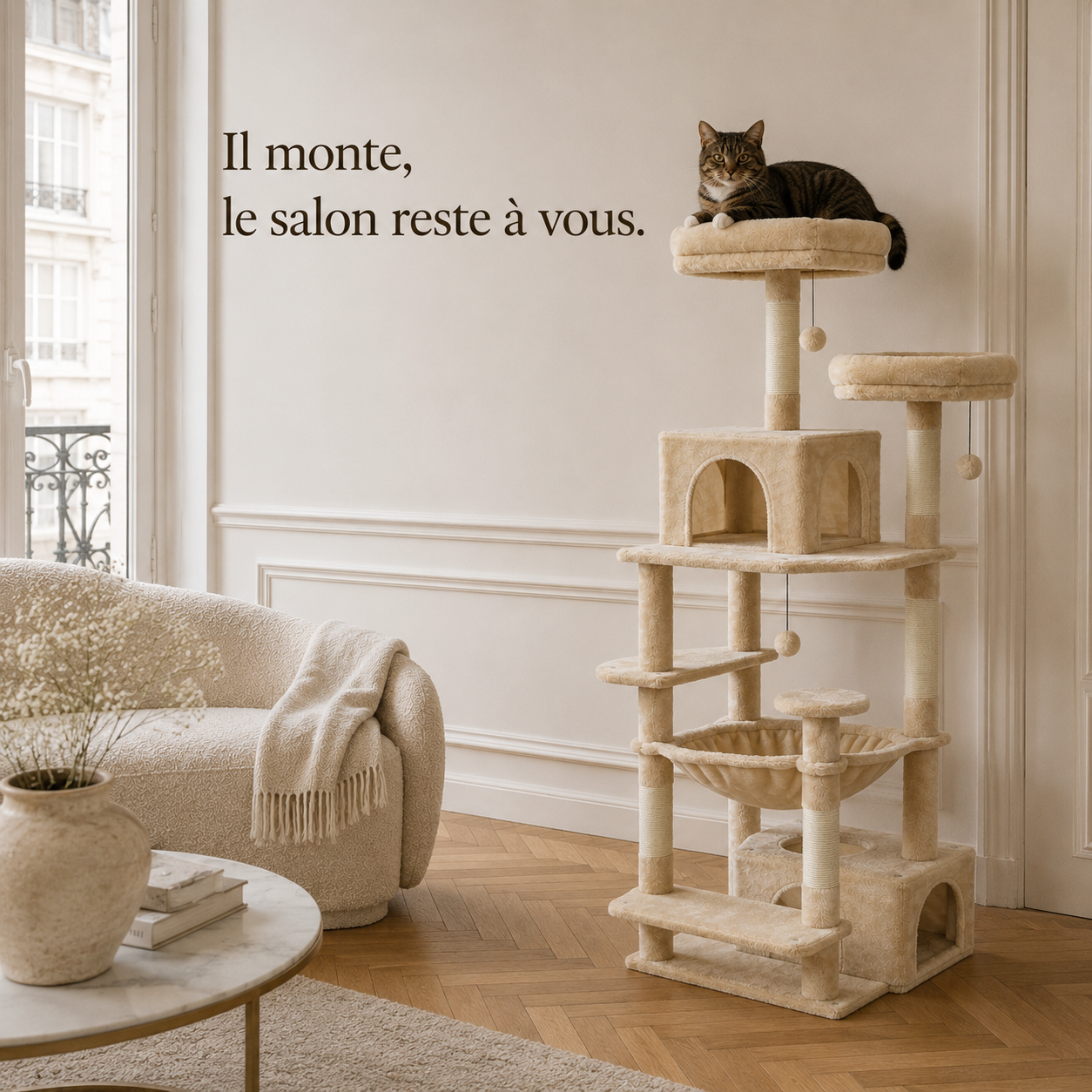 Arbre à chat 184 cm dans un salon, le chat installé sur le plateau haut