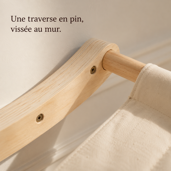 Traverse en pin du hamac mural vissée au mur, détail de fixation