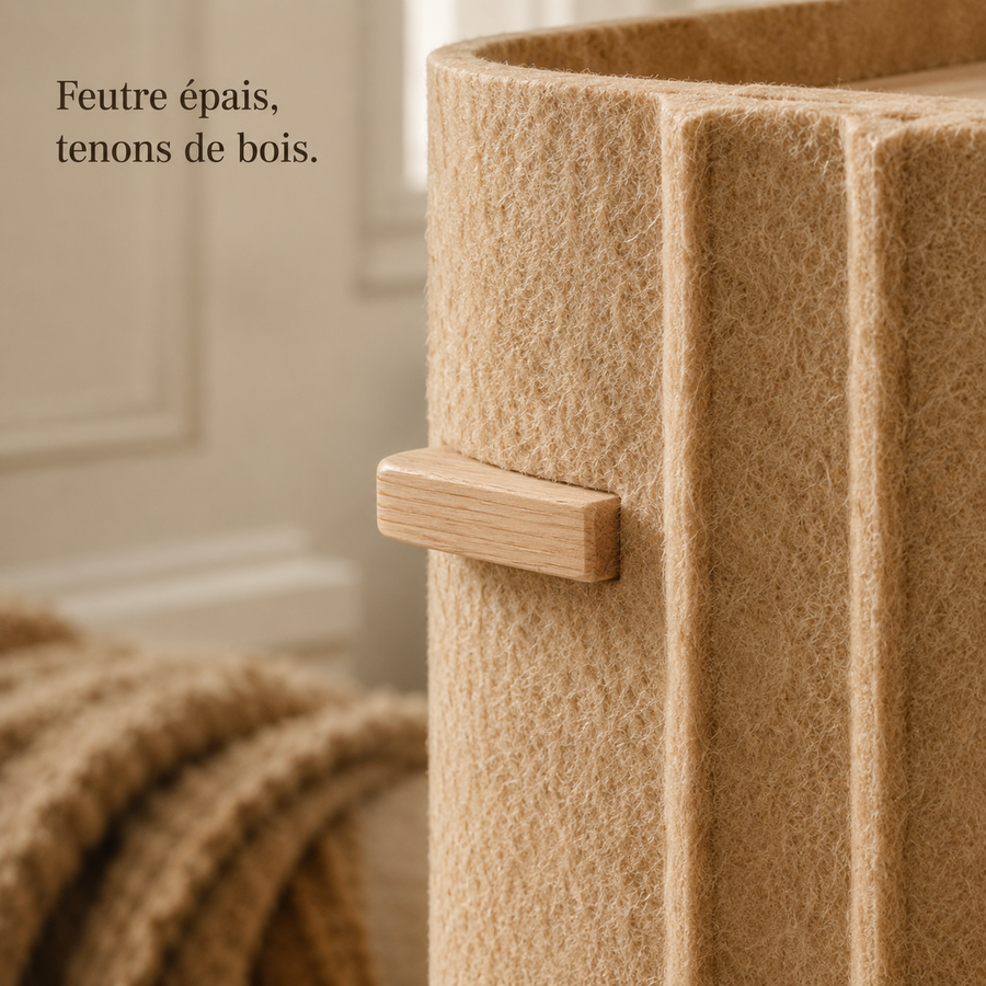 Feutre épais camel et tenon de bois clair, détail de matière