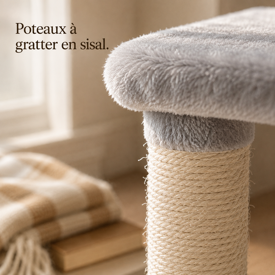 Peluche grise et poteau en sisal beige, détail de matière