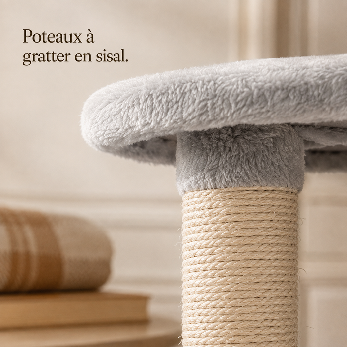 Peluche grise et poteau en sisal beige, détail de matière