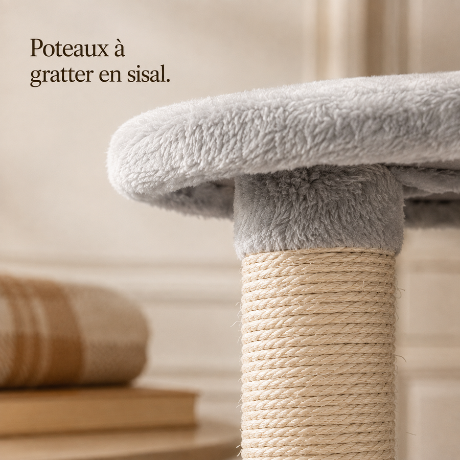 Peluche grise et poteau en sisal beige, détail de matière