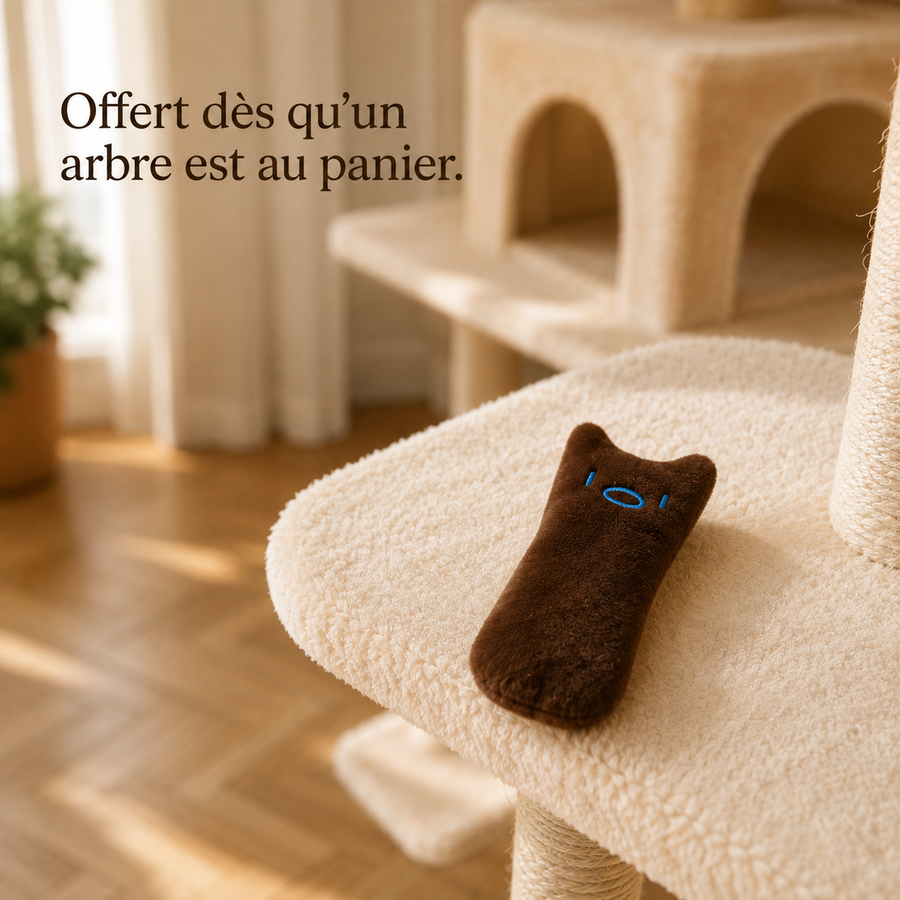 Le jouet à mâcher posé sur le plateau d'un arbre à chat