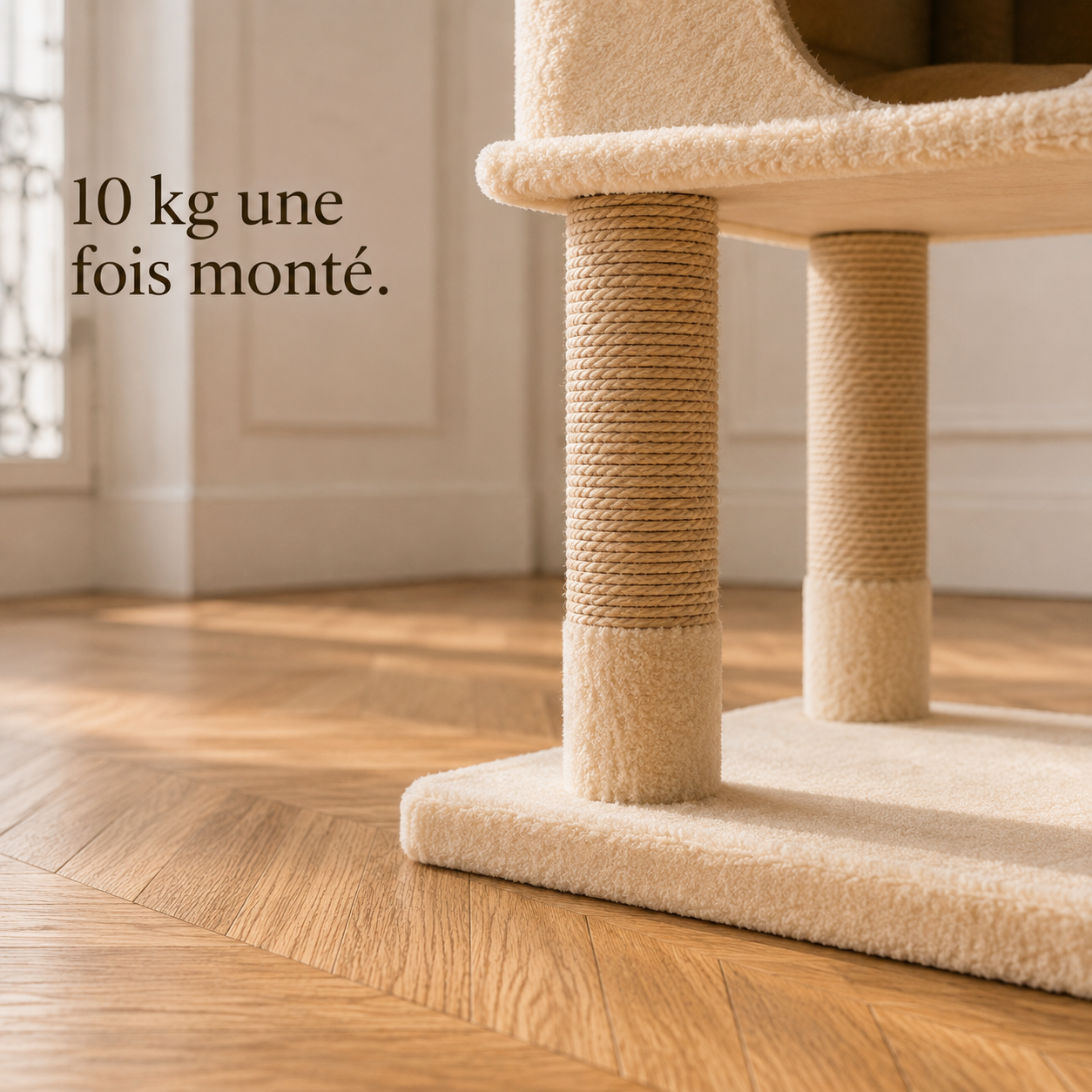 Base large de l'arbre à chat 184 cm posée sur le parquet