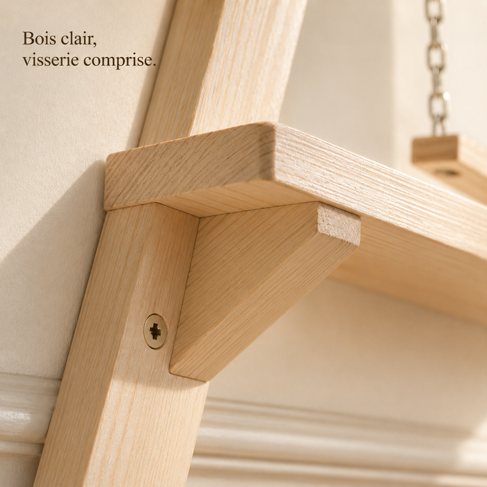 Équerre en bois clair vissée au mur, détail de fixation du parcours
