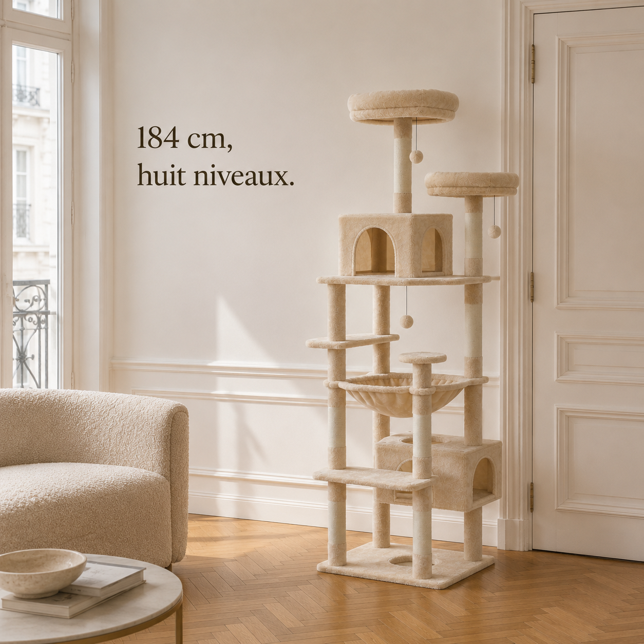 Arbre à chat de 184 cm et huit niveaux, hauteur comparée à la porte du salon