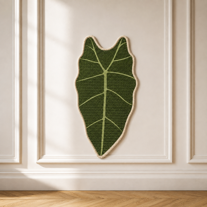 Griffoir feuille fixé au mur crème à moulures du salon