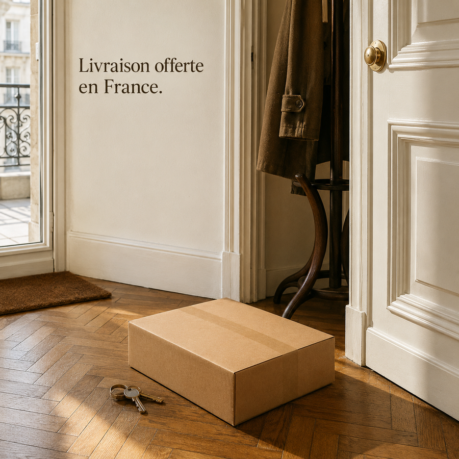 Carton de livraison de l'arbre à chat compact dans l'entrée