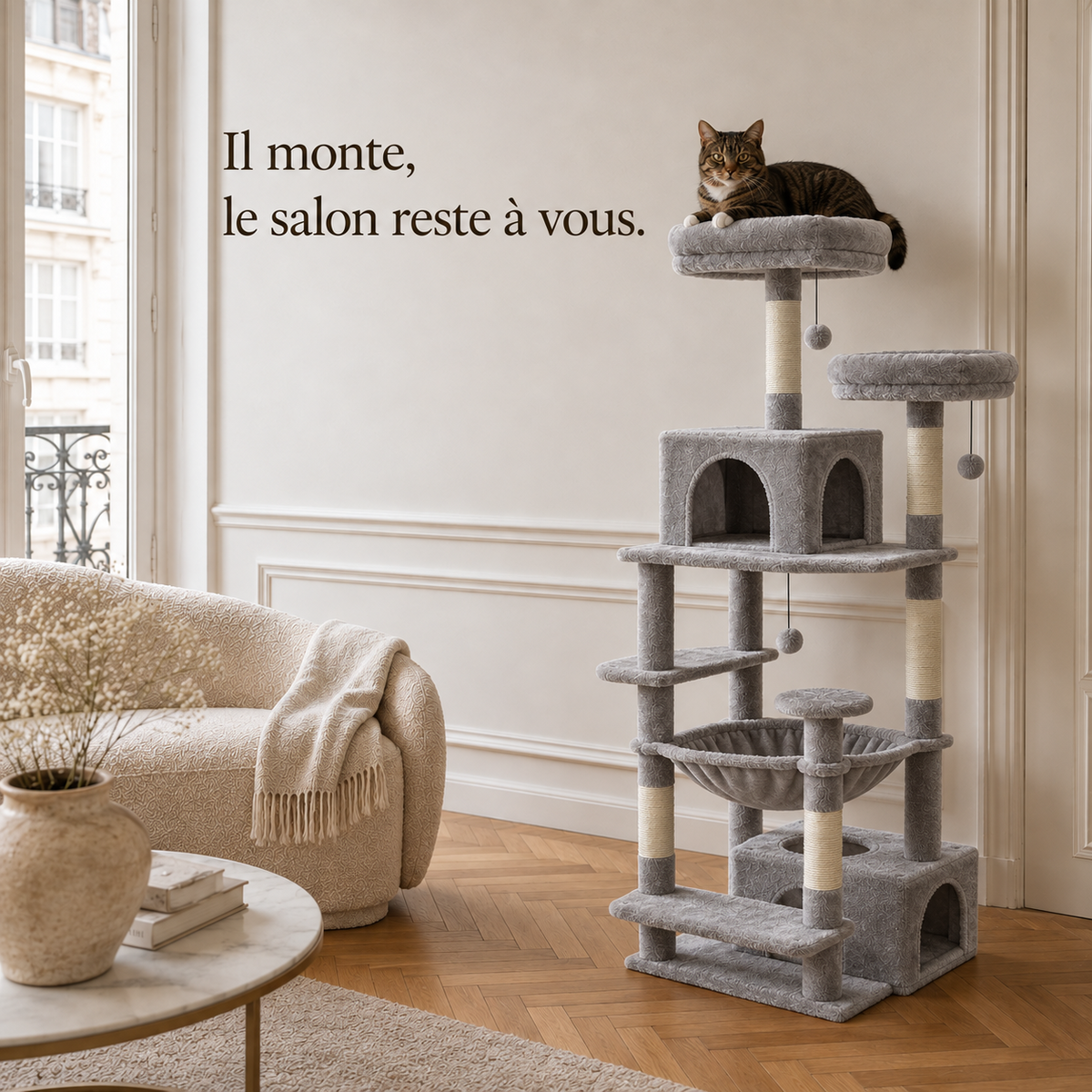 Arbre à chat 184 cm gris clair dans un salon, le chat installé sur le plateau haut
