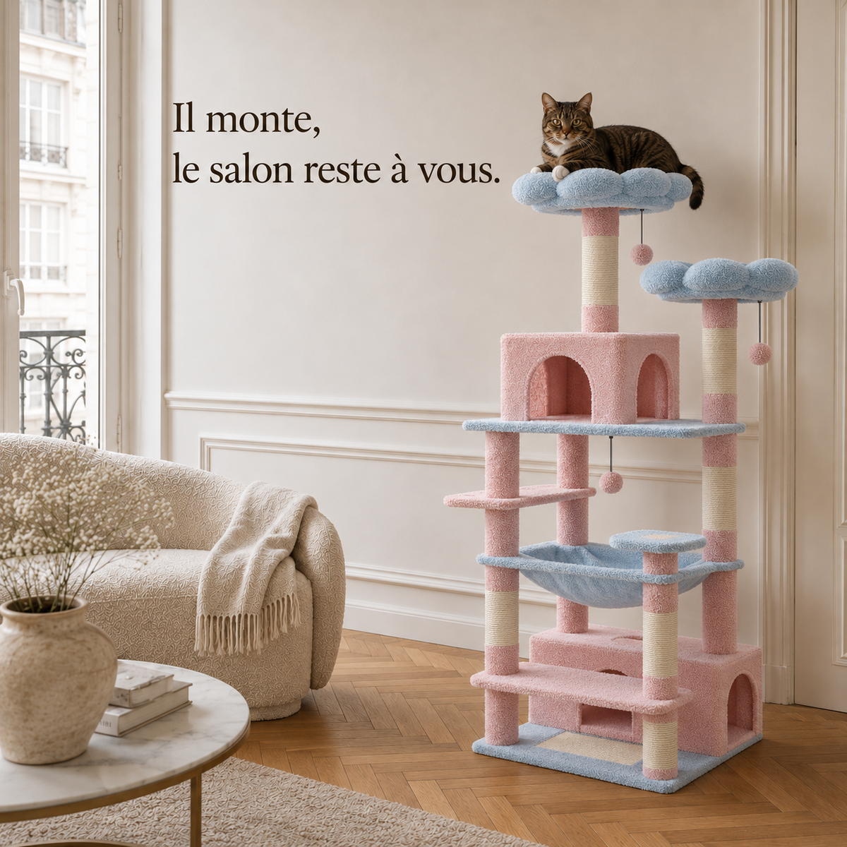 Arbre à chat 184 cm rose et bleu dans un salon, le chat installé sur le plateau haut