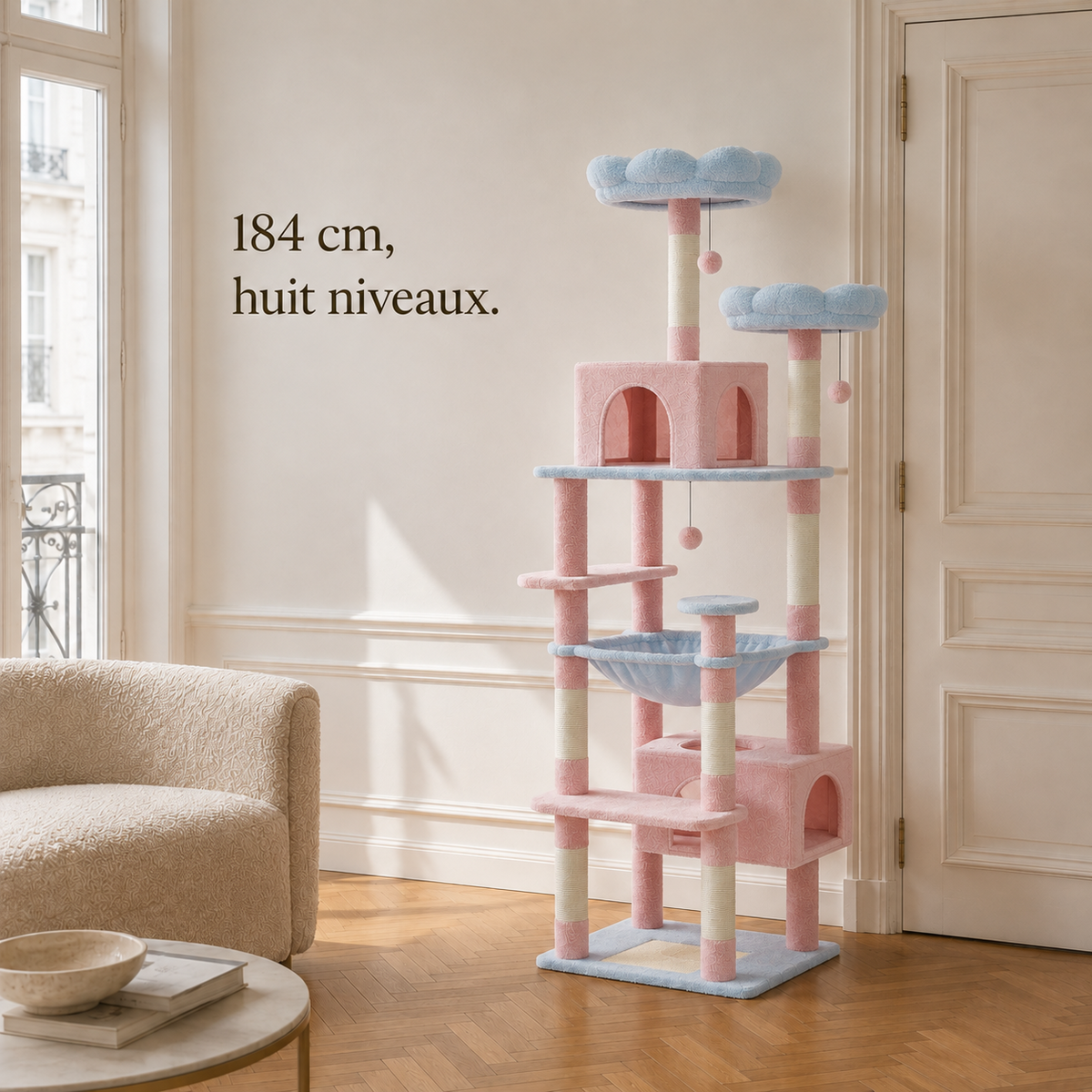 Arbre à chat rose et bleu de 184 cm et huit niveaux, hauteur comparée à la porte du salon