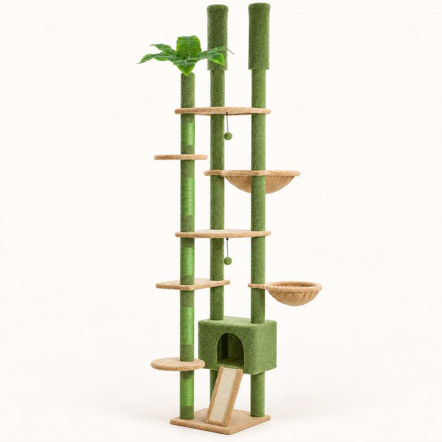Arbre à chat sol-plafond à colonne verte, vue d'ensemble sur fond clair