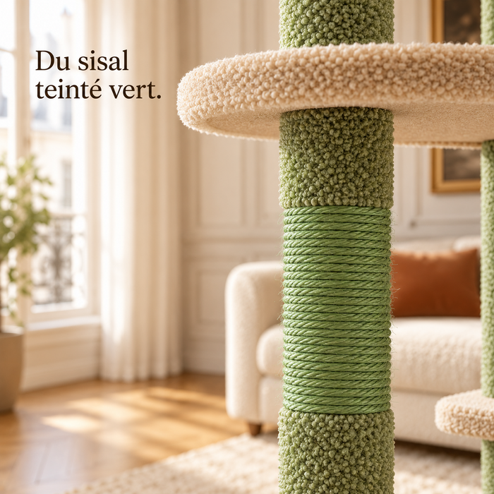 Tronçon de sisal teinté vert sous un plateau en peluche sable de l'arbre à chat sol-plafond à colonne verte