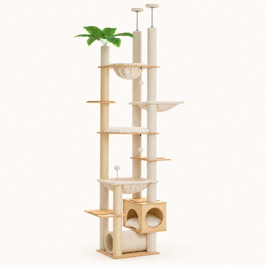 Arbre à chat sol-plafond beige, vue d'ensemble sur fond clair