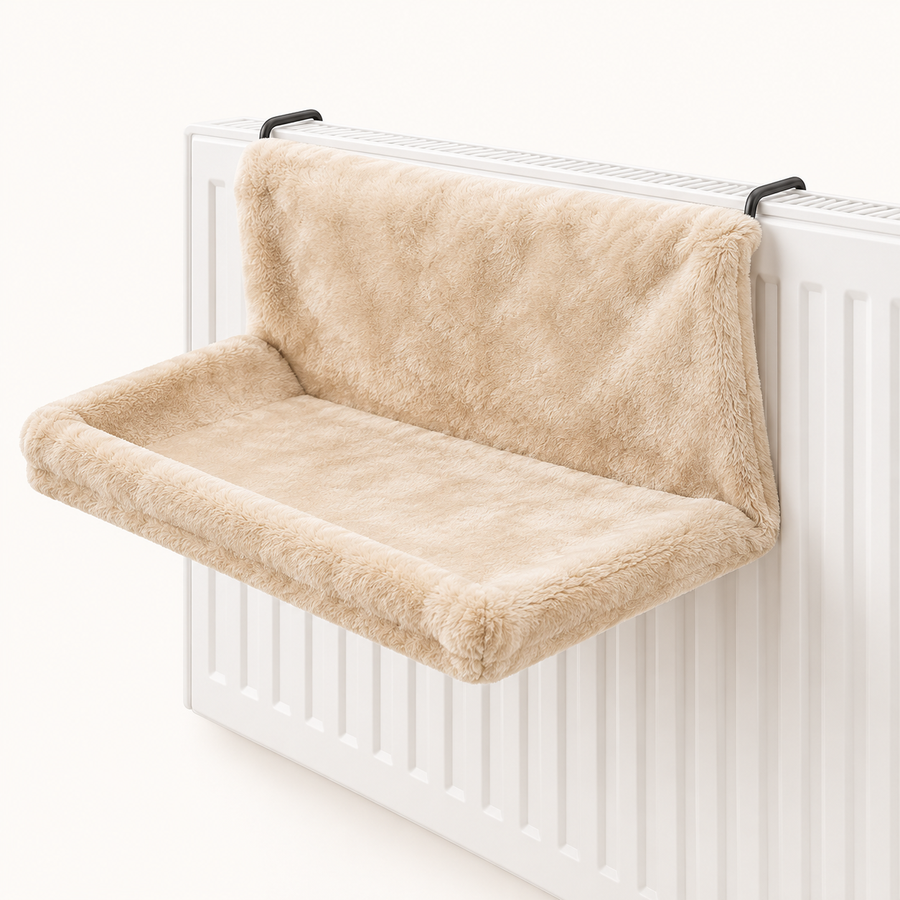 Hamac de radiateur pour chat en peluche beige, accroché à un radiateur blanc, sur fond clair