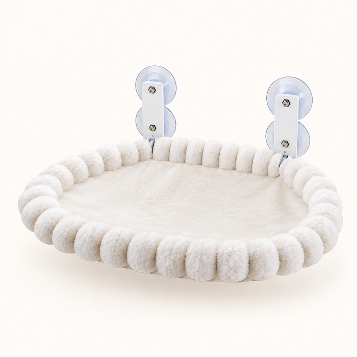 Hamac de fenêtre ovale pour chat, coussin crème et quatre ventouses, sur fond clair