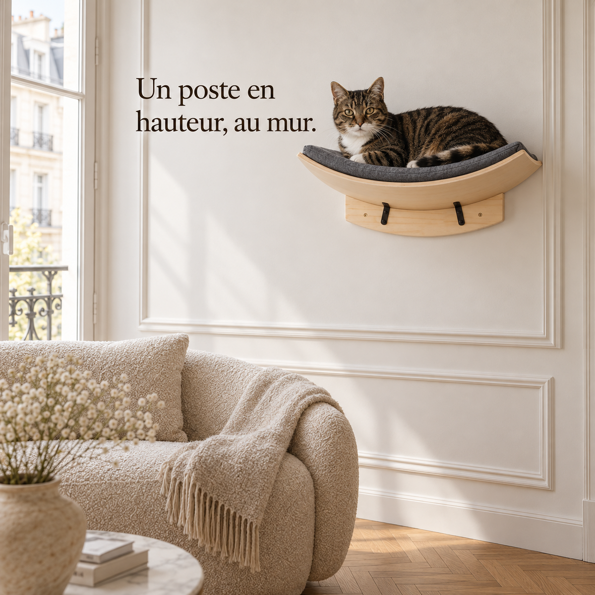 Perchoir mural fixé au-dessus d'un canapé, un chat couché dessus