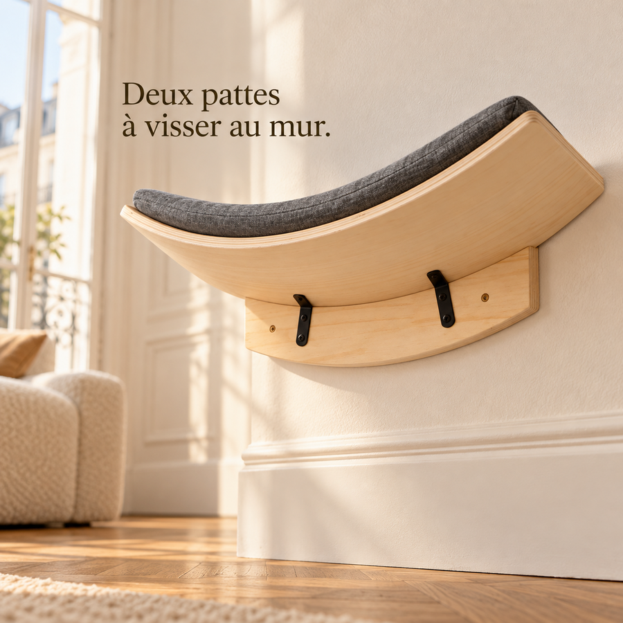 Support en bois et pattes métalliques noires sous le perchoir, contre le mur