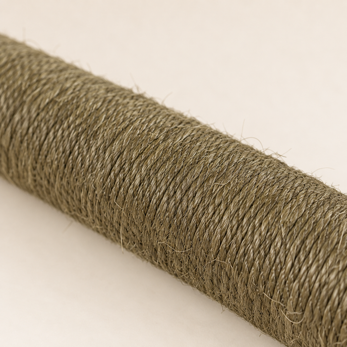 Corde de sisal brun enroulée serré sur le poteau, détail de matière